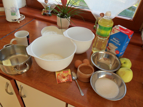 Jednoduchý, rýchly a šťavnatý jablkový koláčik (fotorecept) - obrázok 1