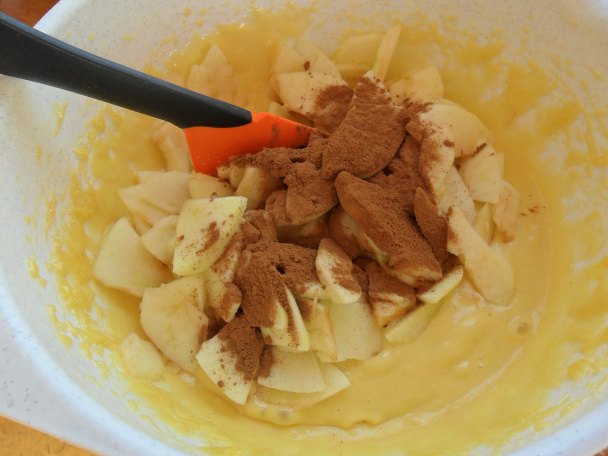 Jednoduchý, rýchly a šťavnatý jablkový koláčik (fotorecept) - obrázok 2