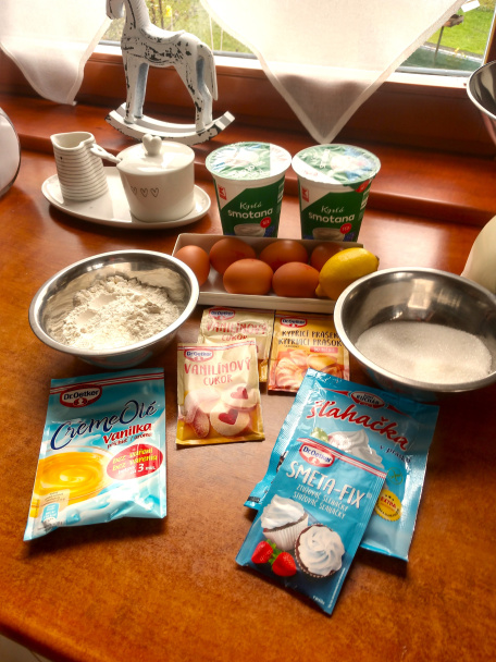 Zákusok s nádychom citróna plnený krémom z kyslej smotany (fotorecept) - obrázok 1