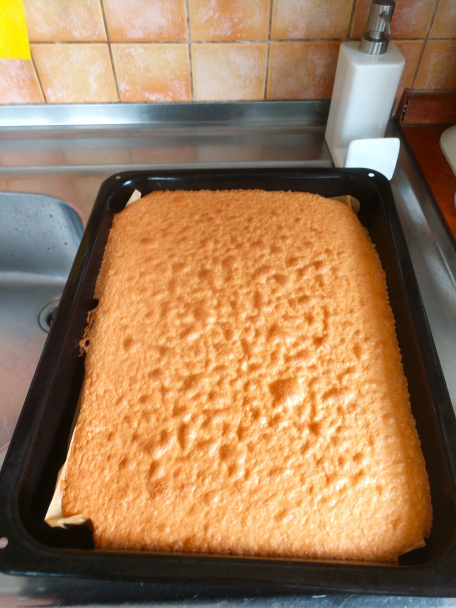 Zákusok s nádychom citróna plnený krémom z kyslej smotany (fotorecept) - obrázok 2
