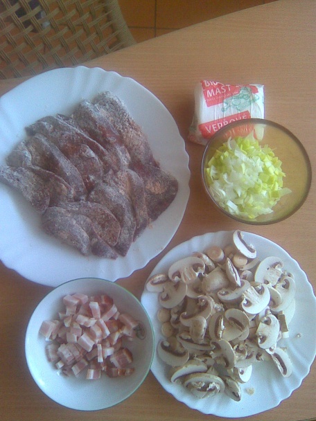 Chutná bravčová pečeň na slanine a hubách - obrázok 1