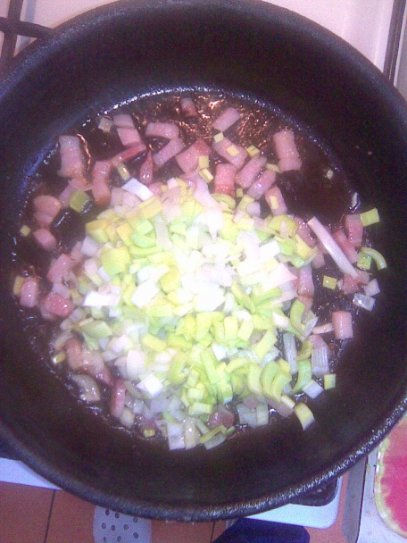 Chutná bravčová pečeň na slanine a hubách - obrázok 2