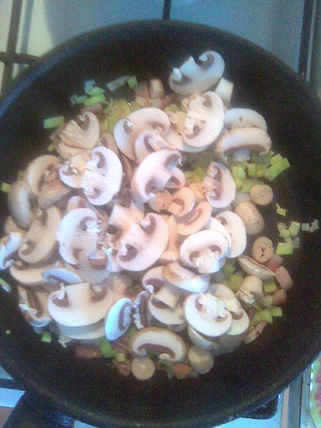 Chutná bravčová pečeň na slanine a hubách - obrázok 3