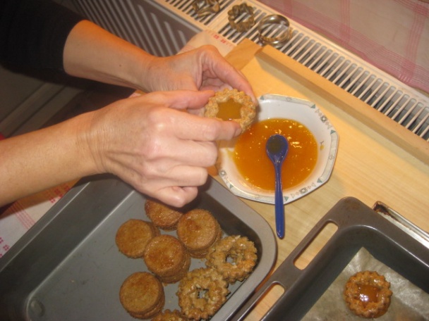 Celozrnné cukrovinky zlepované džemom (fotorecept) - obrázok 7