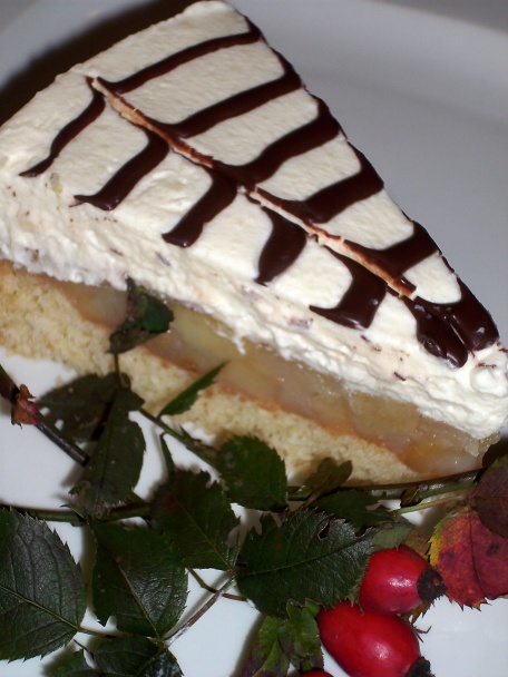 Piškótový koláč s jablkami a smotanovou polevou  - obrázok 1