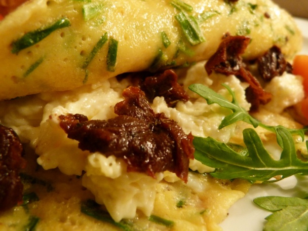 Jemná omeleta so sušenými paradajkami a cesnakovo-syrovou náplňou - obrázok 1