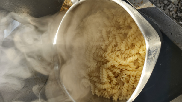 Opražené cestoviny s cibuľou a cesnakom (fotorecept) - obrázok 1