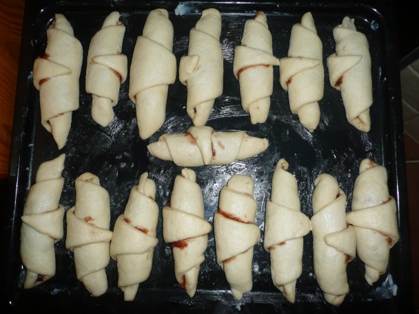 Plnené kysnuté rožky - obrázok 5