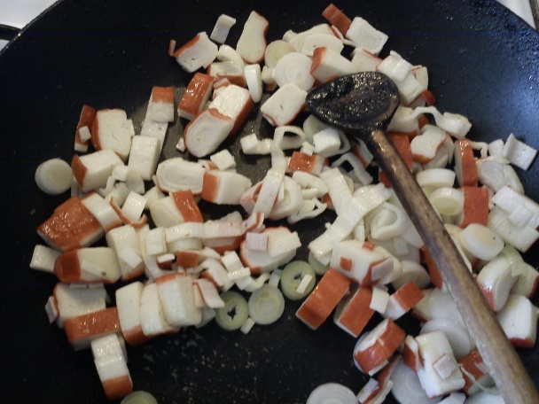 Cestovinový šalátik s krabími tyčinkami (fotorecept) - obrázok 1