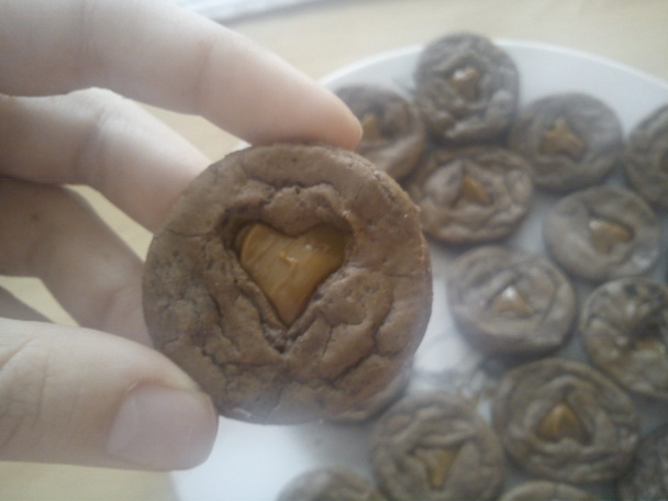 Čokoládové sušienky plnené karamelom (salkom) - obrázok 5