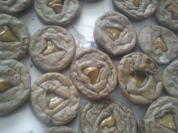 Čokoládové sušienky plnené karamelom (salkom) - obrázok 7