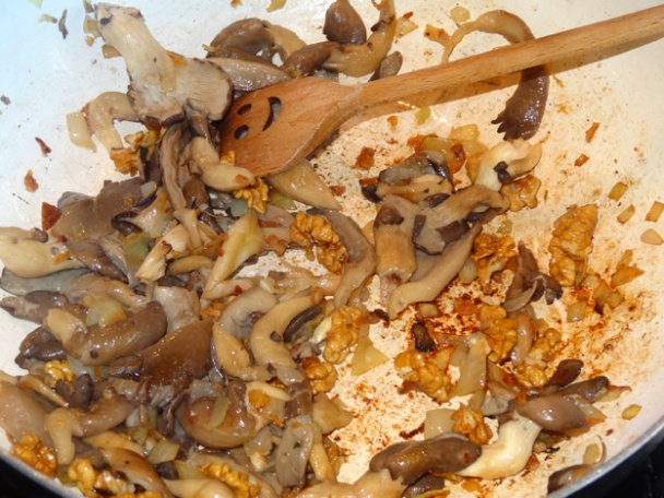 Krémová polévka z hlívy ústřičné a vlašských ořechů (fotorecept) - obrázok 2