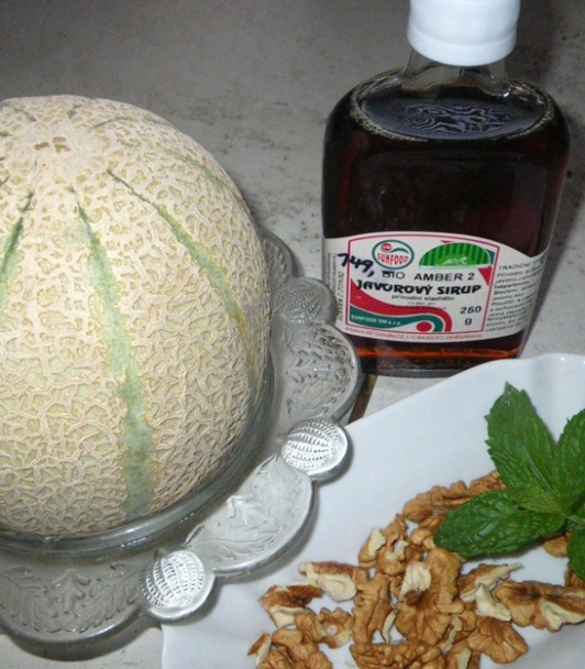 Cantaloupe meloun s ořechy zalitý javorovým sirupem  (fotorecept) - obrázok 1