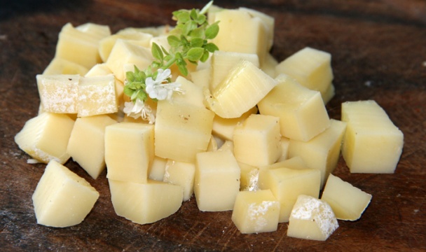 Sýrové kostky obalené kari a česnekem (fotorecept) - obrázok 1