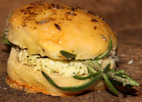 Máslové rozmarýnové houstičky s česnekem  - obrázok 11