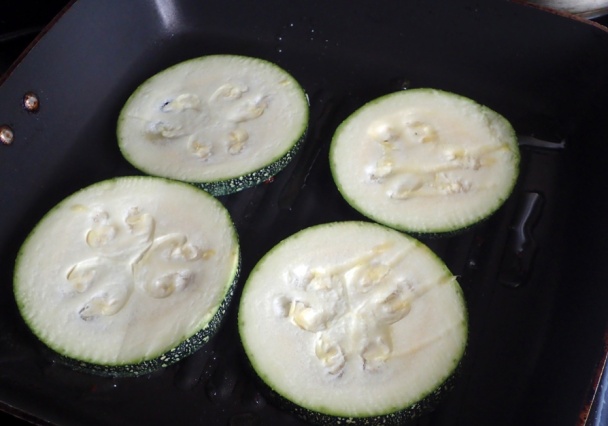 Grilovaná cukina v bylinkovém, citronovo-česnekovém másle (fotorecept) - obrázok 1