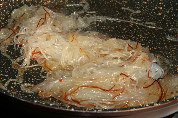 Teplý salát ze skleněných nudlí - obrázok 6