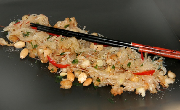 Teplý salát ze skleněných nudlí - obrázok 7