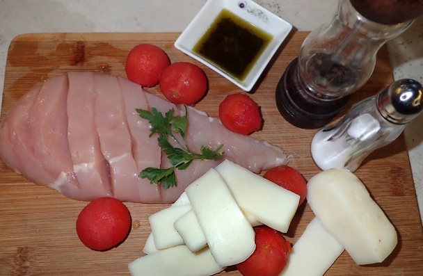 Kuřecí prsa s bazalkou, rajčaty a mozzarellou (fotorecept)  - obrázok 1