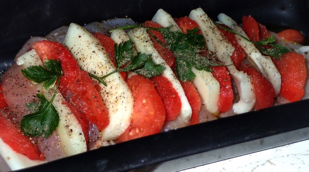 Kuřecí prsa s bazalkou, rajčaty a mozzarellou (fotorecept)  - obrázok 5