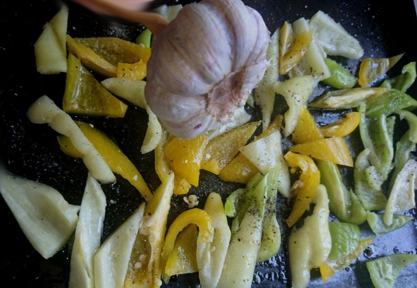 Salát ze zelených paprik (fotorecept) - obrázok 2