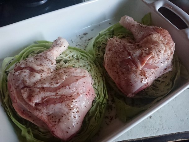 Kuřecí čtvrtky pečené na hlávkovém zelí (fotorecept) - obrázok 3