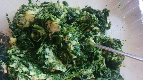 Špenátové placky v maslovom hráškovom prívarku - obrázok 1