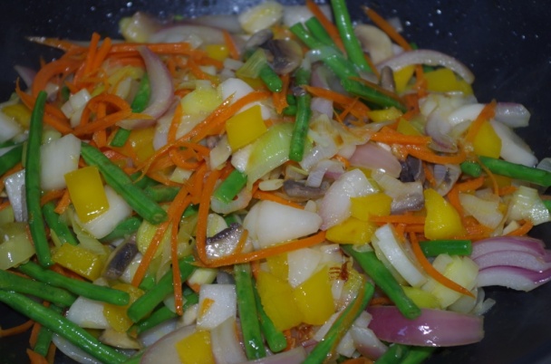 Takmer stir fry kura so zeleninou a rezancami (fotorecept) - obrázok 10