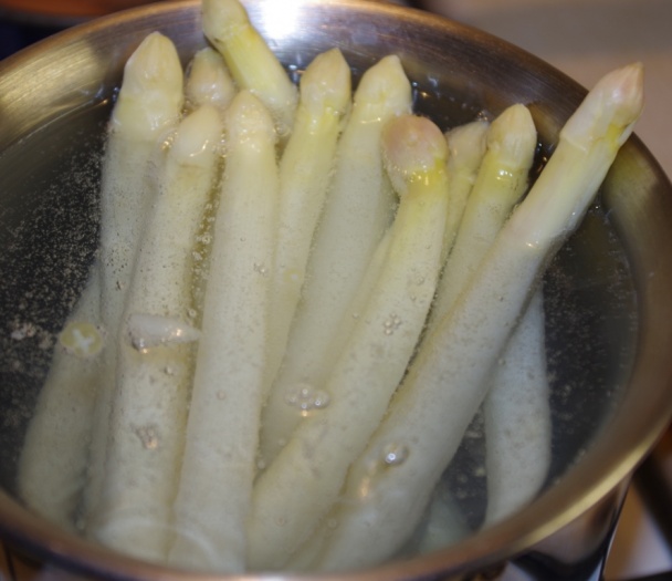 Biela špargľa so syrovou omáčkou, šunkou a maslom (fotorecept) - obrázok 2