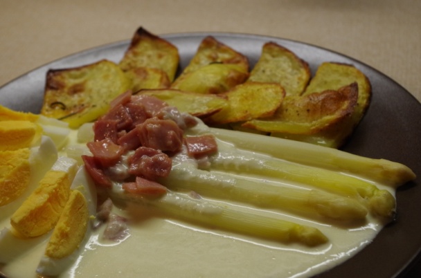 Biela špargľa so syrovou omáčkou, šunkou a maslom (fotorecept) - obrázok 4