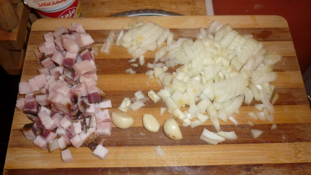 Zemiakovo-slaninový prívarok s vajcom a fašírkou ( fotorecept) - obrázok 5