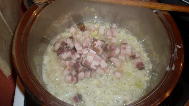 Zemiakovo-slaninový prívarok s vajcom a fašírkou ( fotorecept) - obrázok 7