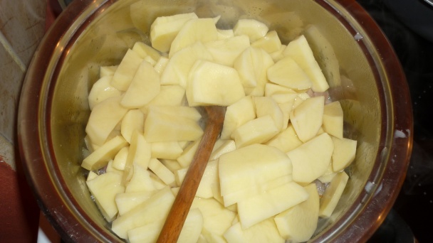 Zemiakovo-slaninový prívarok s vajcom a fašírkou ( fotorecept) - obrázok 8