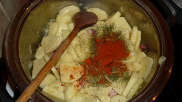 Zemiakovo-slaninový prívarok s vajcom a fašírkou ( fotorecept) - obrázok 9