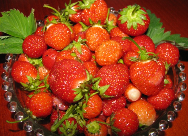 Jednoduchý a výborný zákusok z čerstvých jahôd... - obrázok 1