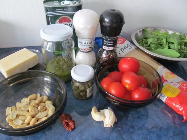 Špagety s bazalkovým pestom, cherry paradajkami a rukolou (fotorecept) - obrázok 1