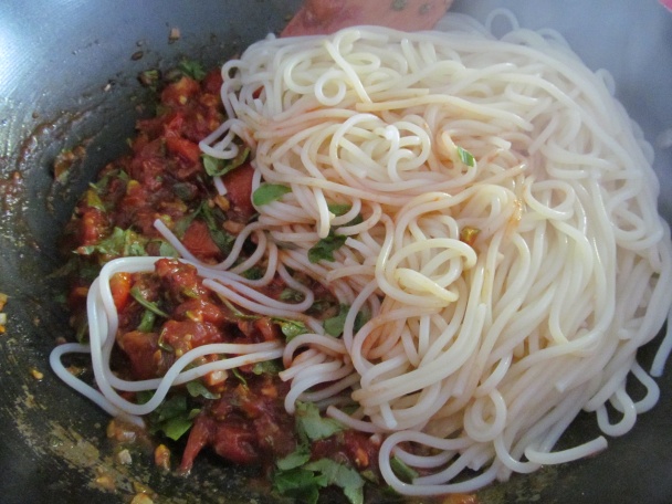 Špagety s bazalkovým pestom, cherry paradajkami a rukolou (fotorecept) - obrázok 4