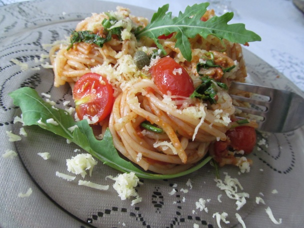 Špagety s bazalkovým pestom, cherry paradajkami a rukolou (fotorecept) - obrázok 5