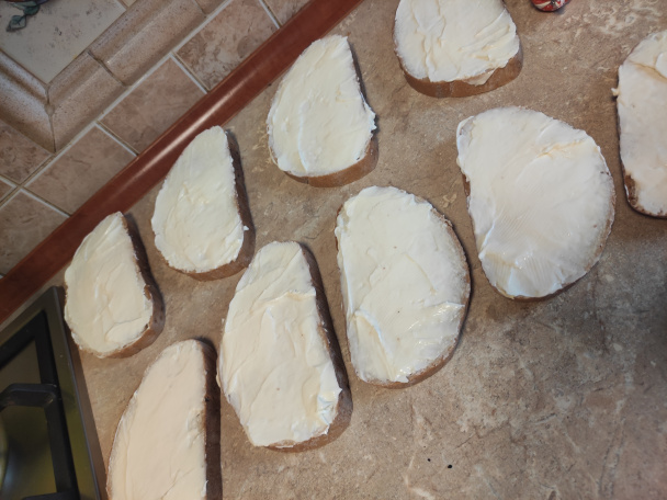 Vyprážaný chlieb so syrom a cibuľkou - obrázok 1