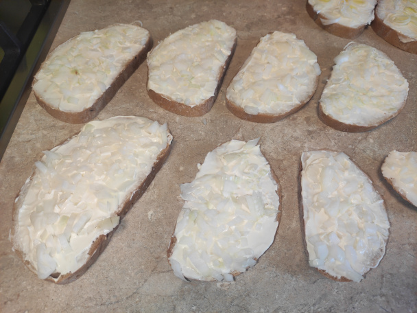 Vyprážaný chlieb so syrom a cibuľkou - obrázok 2