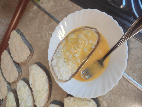 Vyprážaný chlieb so syrom a cibuľkou - obrázok 3