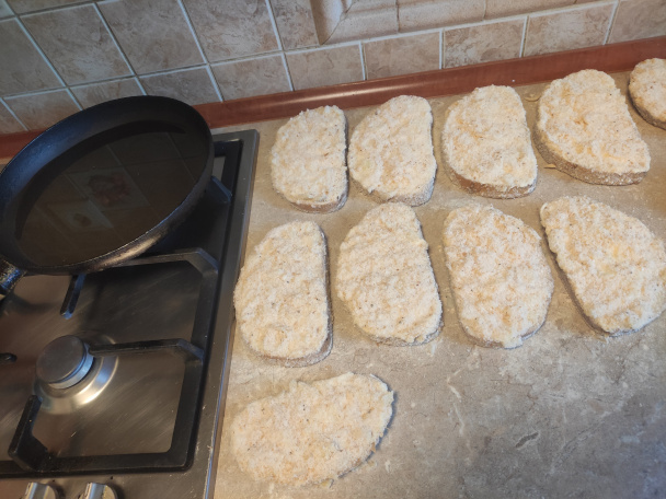 Vyprážaný chlieb so syrom a cibuľkou - obrázok 4