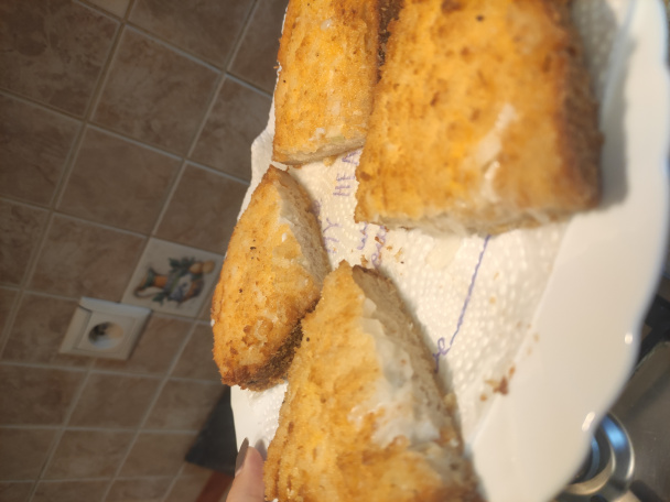 Vyprážaný chlieb so syrom a cibuľkou - obrázok 5