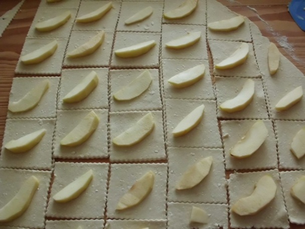 Jablkové šatôčky z tvarohového cesta (fotorecept) - obrázok 3