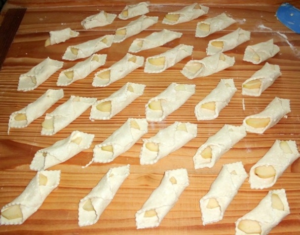 Jablkové šatôčky z tvarohového cesta (fotorecept) - obrázok 4