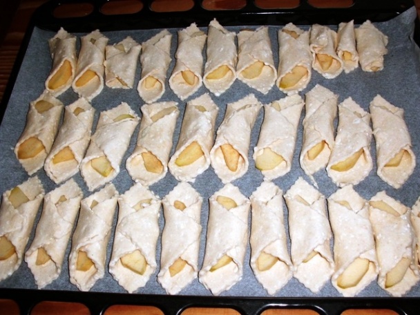 Jablkové šatôčky z tvarohového cesta (fotorecept) - obrázok 5