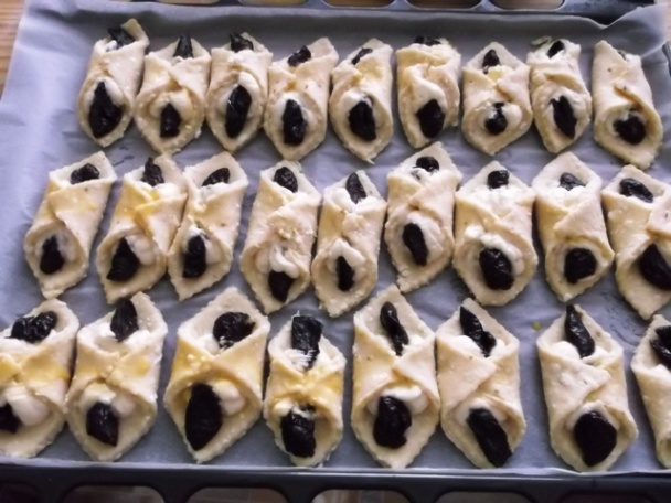 Koláče z tvarohového cesta so sušenými slivkami (fotorecept) - obrázok 10