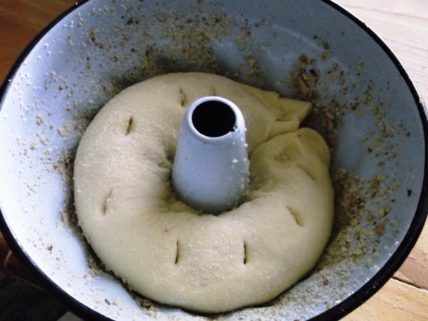 Orechová bábovka z kysnutého cesta (fotopostup) - obrázok 11