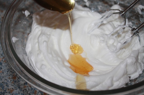 Snehová torta s tvarohom a ovocím (fotorecept) - obrázok 1