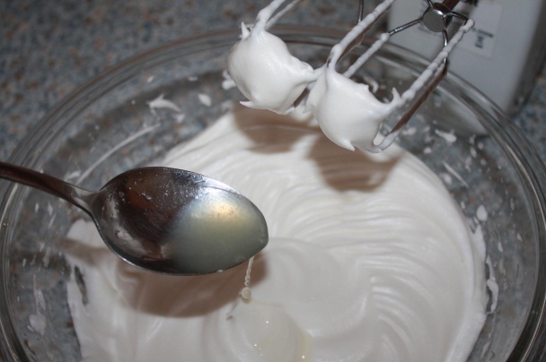 Snehová torta s tvarohom a ovocím (fotorecept) - obrázok 2